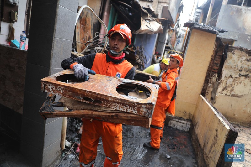 Warga membawa barang yang masih bisa diselamatkan di pemukiman yang terbakar di Jalan Bangka Buntu, Mampang Prapatan, Jakarta, Jumat (30/12/2022). (CNBC Indonesia/Muhammad Sabki) Warga membawa barang yang masih bisa diselamatkan di pemukiman yang terbakar di Jalan Bangka Buntu, Mampang Prapatan, Jakarta, Jumat (30/12/2022). (CNBC Indonesia/Muhammad Sabki)