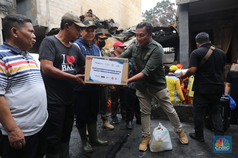 Transmedia bekerja sama dengan CT Arsa memberikan kebutuhan sehari-hari untuk penyintas kebakaran di Jalan Bangka Buntu I RW 05, Kelurahan Bangka, Kecamatan Mampang Prapatan, Jumat, (30/12). (CNBC Indonesia/Muhammad Sabki)