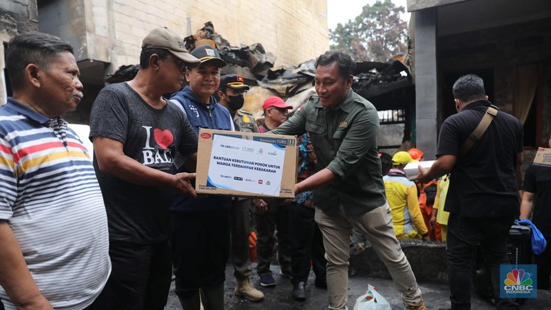 Transmedia bekerja sama dengan CT Arsa memberikan kebutuhan sehari-hari untuk penyintas kebakaran di Jalan Bangka Buntu I RW 05, Kelurahan Bangka, Kecamatan Mampang Prapatan, Jumat, (30/12). (CNBC Indonesia/Muhammad Sabki)