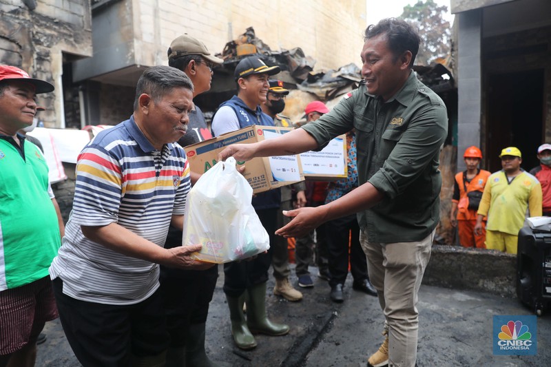 Transmedia bekerja sama dengan CT Arsa memberikan kebutuhan sehari-hari untuk penyintas kebakaran di Jalan Bangka Buntu I RW 05, Kelurahan Bangka, Kecamatan Mampang Prapatan, Jumat, (30/12). (CNBC Indonesia/Muhammad Sabki)