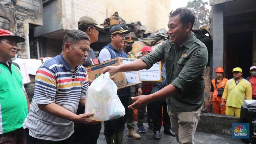 Transmedia bekerja sama dengan CT Arsa memberikan kebutuhan sehari-hari untuk penyintas kebakaran di Jalan Bangka Buntu I RW 05, Kelurahan Bangka, Kecamatan Mampang Prapatan, Jumat, (30/12). (CNBC Indonesia/Muhammad Sabki)