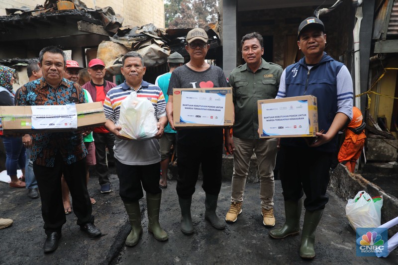Transmedia bekerja sama dengan CT Arsa memberikan kebutuhan sehari-hari untuk penyintas kebakaran di Jalan Bangka Buntu I RW 05, Kelurahan Bangka, Kecamatan Mampang Prapatan, Jumat, (30/12). (CNBC Indonesia/Muhammad Sabki)
