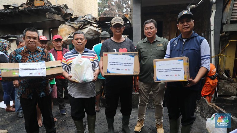 Transmedia bekerja sama dengan CT Arsa memberikan kebutuhan sehari-hari untuk penyintas kebakaran di Jalan Bangka Buntu I RW 05, Kelurahan Bangka, Kecamatan Mampang Prapatan, Jumat, (30/12). (CNBC Indonesia/Muhammad Sabki)