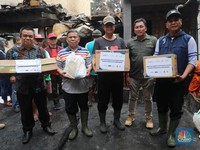 Transmedia & CT Arsa Beri Bantuan Penyintas Kebakaran Mampang