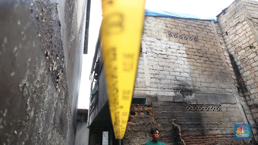 Transmedia bekerja sama dengan CT Arsa memberikan kebutuhan sehari-hari untuk penyintas kebakaran di Jalan Bangka Buntu I RW 05, Kelurahan Bangka, Kecamatan Mampang Prapatan, Jumat, (30/12). (CNBC Indonesia/Muhammad Sabki)