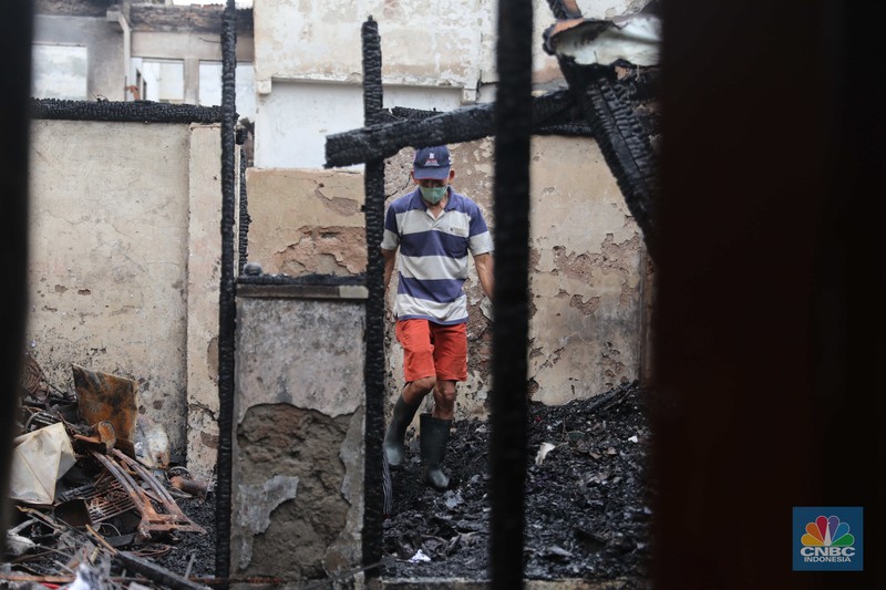 Warga membawa barang yang masih bisa diselamatkan di pemukiman yang terbakar di Jalan Bangka Buntu, Mampang Prapatan, Jakarta, Jumat (30/12/2022). (CNBC Indonesia/Muhammad Sabki) Warga membawa barang yang masih bisa diselamatkan di pemukiman yang terbakar di Jalan Bangka Buntu, Mampang Prapatan, Jakarta, Jumat (30/12/2022). (CNBC Indonesia/Muhammad Sabki)