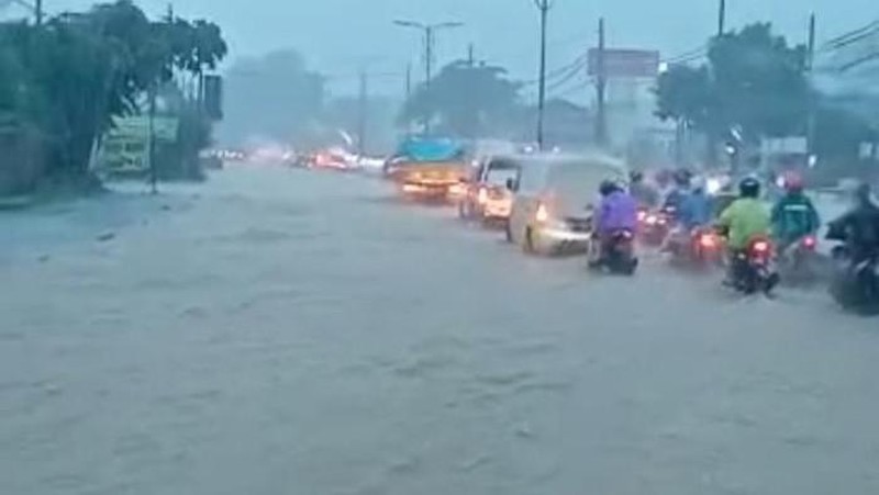 Petugas melakukan evakuasi terhadap warga Semarang Indah yang kebanjiran, Sabtu (31/12/2022). (Dok: BPBD Semarang)