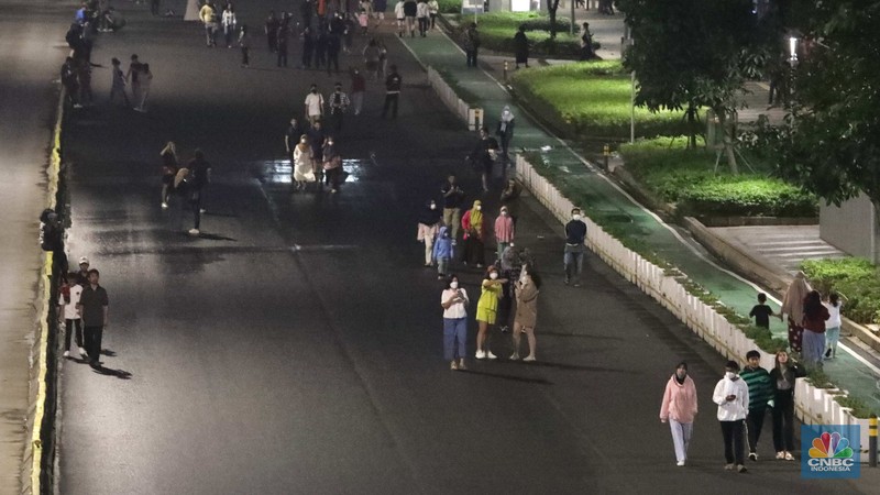 Warga berjalan di kawasan Sudirman Thamrin, Jakarta, Sabtu, 31/12. Car Free Night yang digelar saat malam pergantian tahun nanti oleh Pemprov DKI Jakarta. (CNBC Indonesia / Muhammad Sabki)