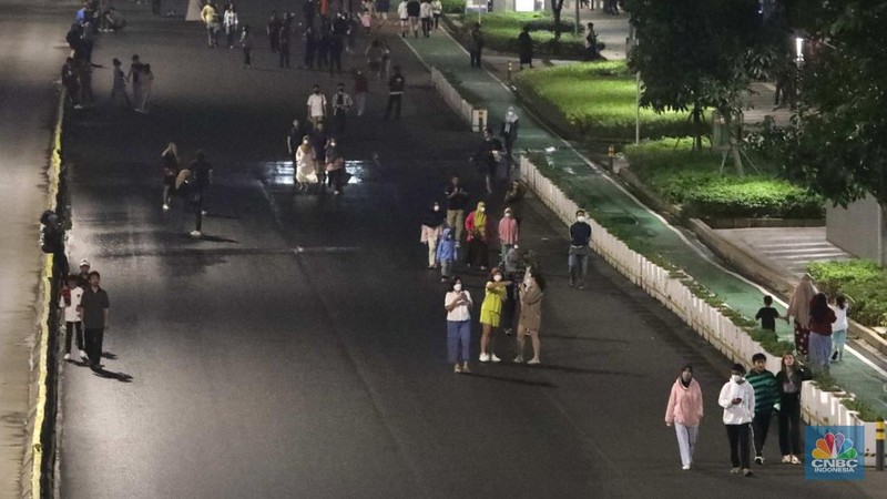 Warga berjalan di kawasan Sudirman Thamrin, Jakarta, Sabtu, 31/12. Car Free Night yang digelar saat malam pergantian tahun nanti oleh Pemprov DKI Jakarta. (CNBC Indonesia / Muhammad Sabki)
