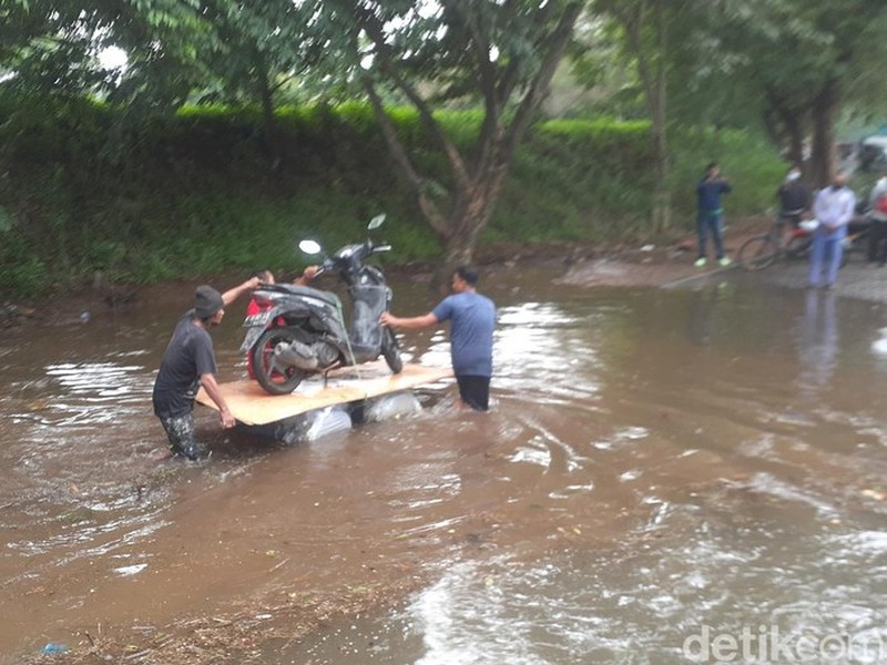Petugas melakukan evakuasi terhadap warga Semarang Indah yang kebanjiran, Sabtu (31/12/2022). (Dok: BPBD Semarang)