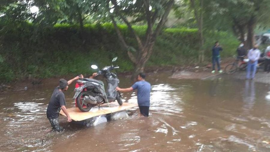 Petugas melakukan evakuasi terhadap warga Semarang Indah yang kebanjiran, Sabtu (31/12/2022). (Dok: BPBD Semarang)