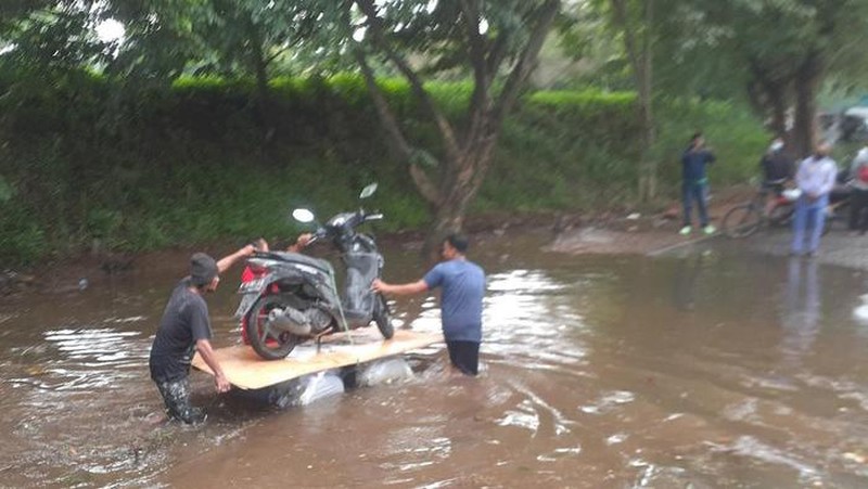 Petugas melakukan evakuasi terhadap warga Semarang Indah yang kebanjiran, Sabtu (31/12/2022). (Dok: BPBD Semarang)