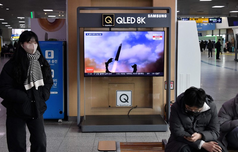 Korea Utara (Korut) terdeteksi meluncurkan tiga rudal balistik pada Sabtu (31/12) pagi waktu setempat, atau pada akhir tahun 2022. (AFP via Getty Images/JUNG YEON-JE) Korea Utara (Korut) terdeteksi meluncurkan tiga rudal balistik pada Sabtu (31/12) pagi waktu setempat, atau pada akhir tahun 2022. (AFP via Getty Images/JUNG YEON-JE)