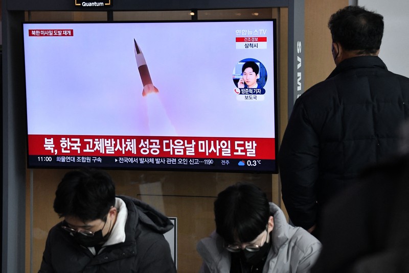 Korea Utara (Korut) terdeteksi meluncurkan tiga rudal balistik pada Sabtu (31/12) pagi waktu setempat, atau pada akhir tahun 2022. (AFP via Getty Images/JUNG YEON-JE) Korea Utara (Korut) terdeteksi meluncurkan tiga rudal balistik pada Sabtu (31/12) pagi waktu setempat, atau pada akhir tahun 2022. (AFP via Getty Images/JUNG YEON-JE)