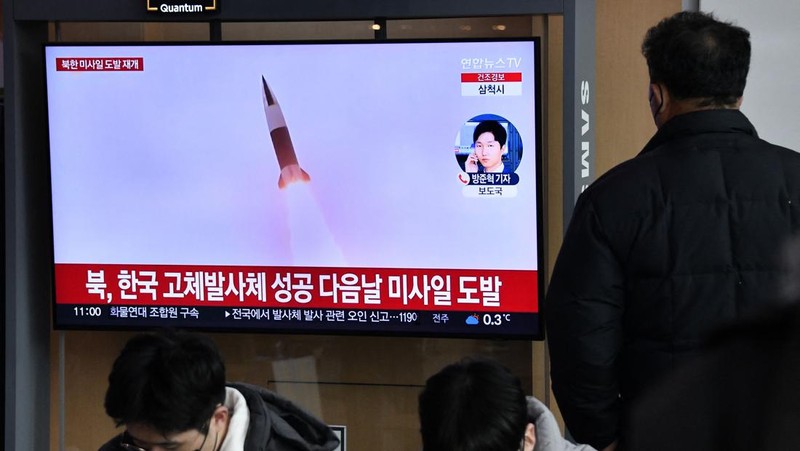 Korea Utara (Korut) terdeteksi meluncurkan tiga rudal balistik pada Sabtu (31/12) pagi waktu setempat, atau pada akhir tahun 2022. (AFP via Getty Images/JUNG YEON-JE)