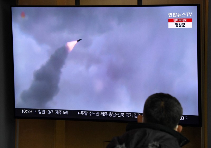 Korea Utara (Korut) terdeteksi meluncurkan tiga rudal balistik pada Sabtu (31/12) pagi waktu setempat, atau pada akhir tahun 2022. (AFP via Getty Images/JUNG YEON-JE) Korea Utara (Korut) terdeteksi meluncurkan tiga rudal balistik pada Sabtu (31/12) pagi waktu setempat, atau pada akhir tahun 2022. (AFP via Getty Images/JUNG YEON-JE)