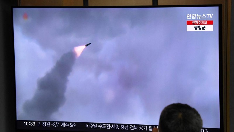 Korea Utara (Korut) terdeteksi meluncurkan tiga rudal balistik pada Sabtu (31/12) pagi waktu setempat, atau pada akhir tahun 2022. (AFP via Getty Images/JUNG YEON-JE)