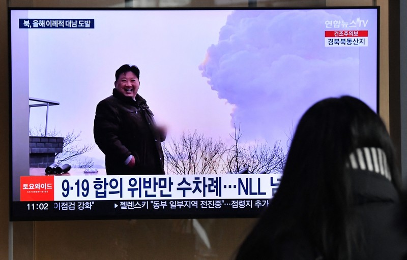 Korea Utara (Korut) terdeteksi meluncurkan tiga rudal balistik pada Sabtu (31/12) pagi waktu setempat, atau pada akhir tahun 2022. (AFP via Getty Images/JUNG YEON-JE)