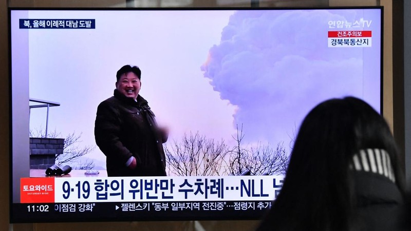 Korea Utara (Korut) terdeteksi meluncurkan tiga rudal balistik pada Sabtu (31/12) pagi waktu setempat, atau pada akhir tahun 2022. (AFP via Getty Images/JUNG YEON-JE)