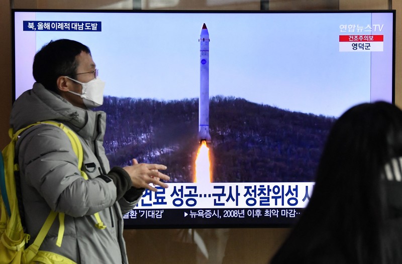 Korea Utara (Korut) terdeteksi meluncurkan tiga rudal balistik pada Sabtu (31/12) pagi waktu setempat, atau pada akhir tahun 2022. (AFP via Getty Images/JUNG YEON-JE) Korea Utara (Korut) terdeteksi meluncurkan tiga rudal balistik pada Sabtu (31/12) pagi waktu setempat, atau pada akhir tahun 2022. (AFP via Getty Images/JUNG YEON-JE)