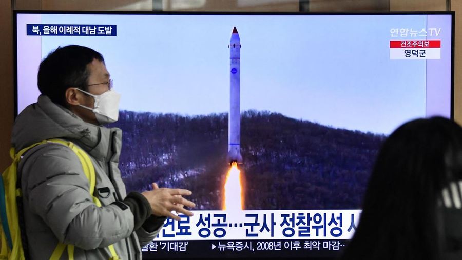 Korea Utara (Korut) terdeteksi meluncurkan tiga rudal balistik pada Sabtu (31/12) pagi waktu setempat, atau pada akhir tahun 2022. (AFP via Getty Images/JUNG YEON-JE)