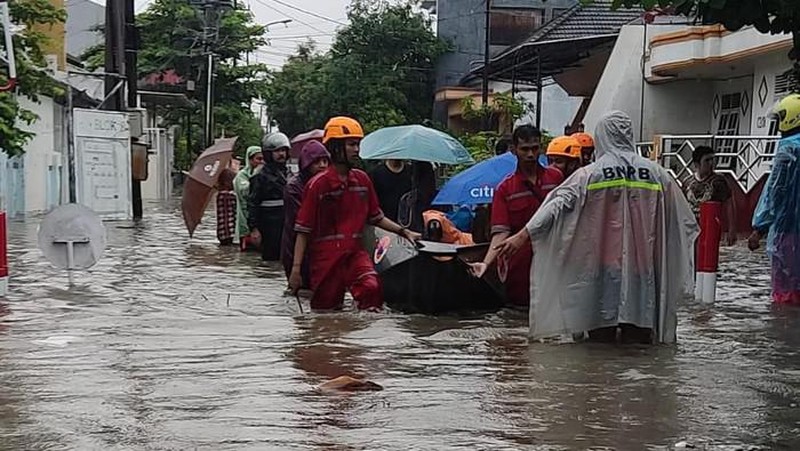 Petugas melakukan evakuasi terhadap warga Semarang Indah yang kebanjiran, Sabtu (31/12/2022). (Dok: BPBD Semarang)