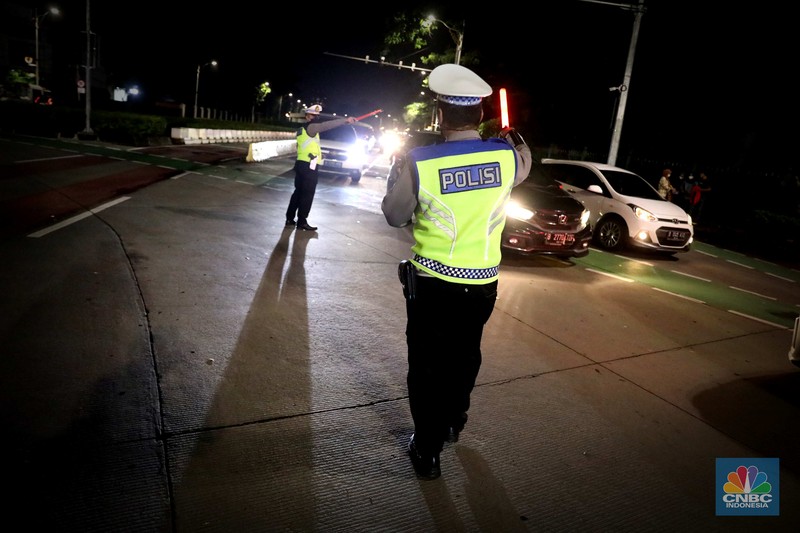 Petugas Polisi lalu lintas bersama dishub memasang pembatas lalu lintas saat penutupan jalan untuk car free night di Bundaran Senayan, Jakarta, Sabtu, 31/12. Petugas Polisi lalu lintas bersama dishub memasang pembatas lalu lintas saat penutupan jalan untuk car free night di Bundaran Senayan, Jakarta, Sabtu, 31/12. (CNBC Indonesia / Muhammad Sabki)
