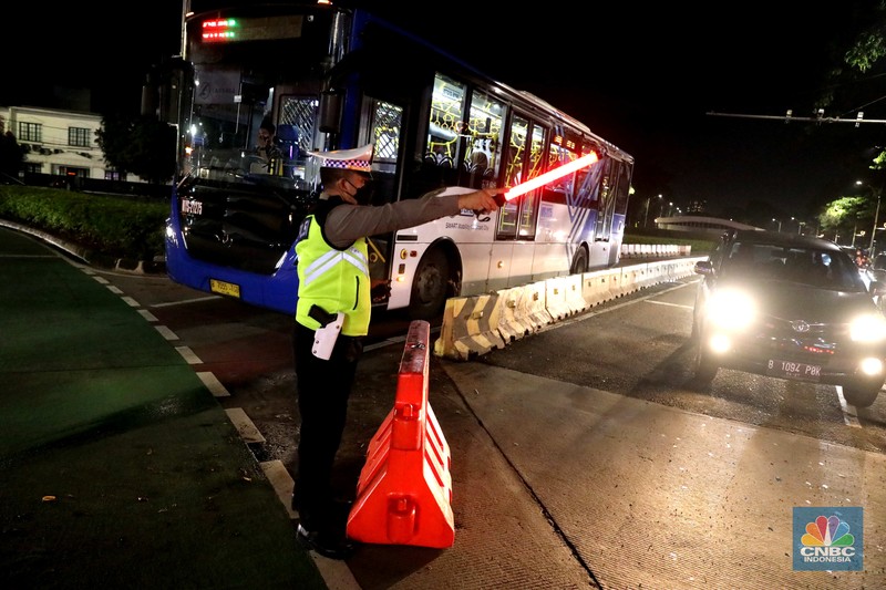 Petugas Polisi lalu lintas bersama dishub memasang pembatas lalu lintas saat penutupan jalan untuk car free night di Bundaran Senayan, Jakarta, Sabtu, 31/12. Petugas Polisi lalu lintas bersama dishub memasang pembatas lalu lintas saat penutupan jalan untuk car free night di Bundaran Senayan, Jakarta, Sabtu, 31/12. (CNBC Indonesia / Muhammad Sabki)