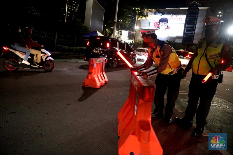 Petugas Polisi lalu lintas bersama dishub memasang pembatas lalu lintas saat penutupan jalan untuk car free night di Bundaran Senayan, Jakarta, Sabtu, 31/12. Petugas Polisi lalu lintas bersama dishub memasang pembatas lalu lintas saat penutupan jalan untuk car free night di Bundaran Senayan, Jakarta, Sabtu, 31/12. (CNBC Indonesia / Muhammad Sabki)