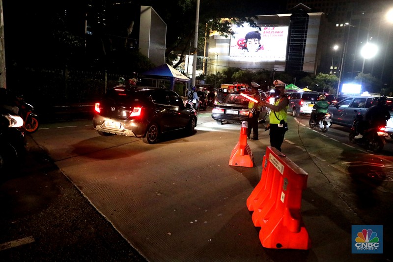 Petugas Polisi lalu lintas bersama dishub memasang pembatas lalu lintas saat penutupan jalan untuk car free night di Bundaran Senayan, Jakarta, Sabtu, 31/12. Petugas Polisi lalu lintas bersama dishub memasang pembatas lalu lintas saat penutupan jalan untuk car free night di Bundaran Senayan, Jakarta, Sabtu, 31/12. (CNBC Indonesia / Muhammad Sabki)