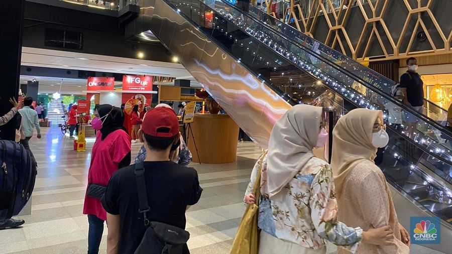 Situasi hari pertama pasca pencabutan kebijakan PPKM oleh pemerintah di Sarinah, Jakarta, Sabtu (31/12/2022). (CNBC Indonesia/Anisa Sopiah)