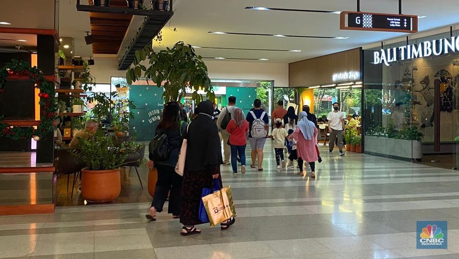 Situasi hari pertama pasca pencabutan kebijakan PPKM oleh pemerintah di Sarinah, Jakarta, Sabtu (31/12/2022). (CNBC Indonesia/Anisa Sopiah)