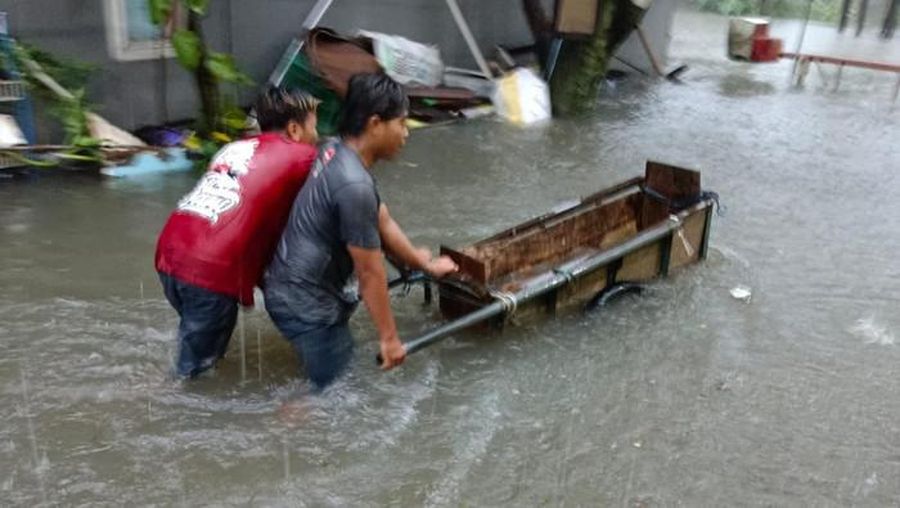 Petugas melakukan evakuasi terhadap warga Semarang Indah yang kebanjiran, Sabtu (31/12/2022). (Dok: BPBD Semarang)