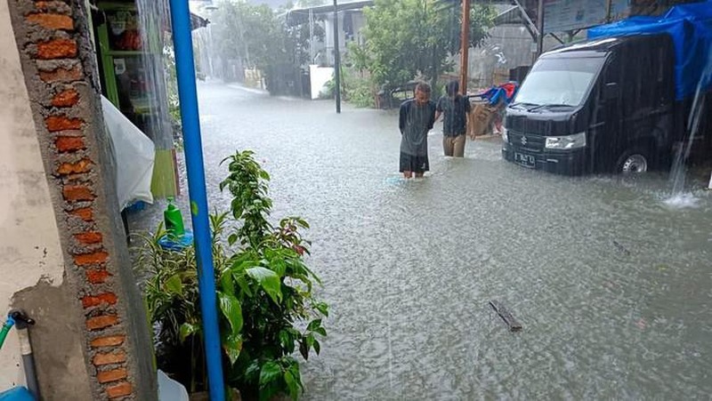 Petugas melakukan evakuasi terhadap warga Semarang Indah yang kebanjiran, Sabtu (31/12/2022). (Dok: BPBD Semarang)