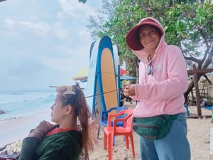 Berbagai Aktivitas Seru di Pantai Kuta, Kepang Rambut-Bermain Skateboard
