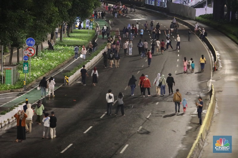 Warga berjalan di kawasan Sudirman Thamrin, Jakarta, Sabtu, 31/12. Car Free Night yang digelar saat malam pergantian tahun nanti oleh Pemprov DKI Jakarta. Warga berjalan di kawasan Sudirman Thamrin, Jakarta, Sabtu, 31/12. Car Free Night yang digelar saat malam pergantian tahun nanti oleh Pemprov DKI Jakarta. (CNBC Indonesia / Muhammad Sabki)