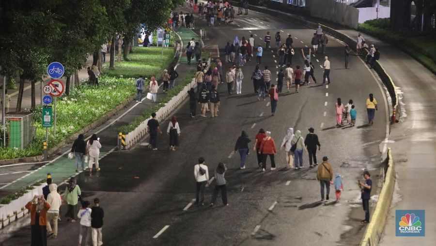 Warga berjalan di kawasan Sudirman Thamrin, Jakarta, Sabtu, 31/12. Car Free Night yang digelar saat malam pergantian tahun nanti oleh Pemprov DKI Jakarta. (CNBC Indonesia / Muhammad Sabki)