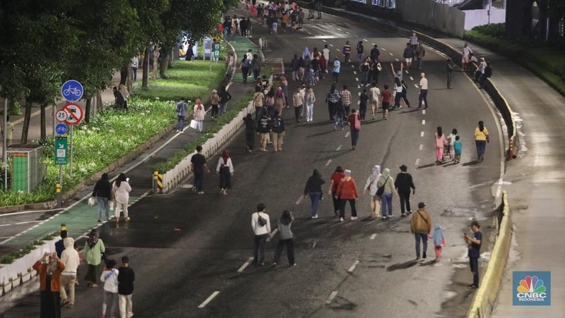 Warga berjalan di kawasan Sudirman Thamrin, Jakarta, Sabtu, 31/12. Car Free Night yang digelar saat malam pergantian tahun nanti oleh Pemprov DKI Jakarta. (CNBC Indonesia / Muhammad Sabki)