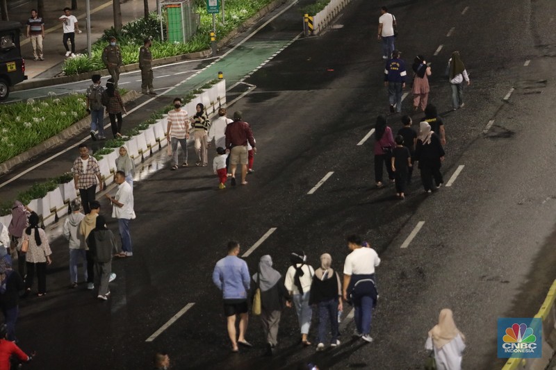 Warga berjalan di kawasan Sudirman Thamrin, Jakarta, Sabtu, 31/12. Car Free Night yang digelar saat malam pergantian tahun nanti oleh Pemprov DKI Jakarta. Warga berjalan di kawasan Sudirman Thamrin, Jakarta, Sabtu, 31/12. Car Free Night yang digelar saat malam pergantian tahun nanti oleh Pemprov DKI Jakarta. (CNBC Indonesia / Muhammad Sabki)