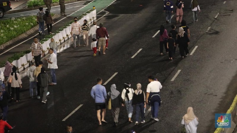 Warga berjalan di kawasan Sudirman Thamrin, Jakarta, Sabtu, 31/12. Car Free Night yang digelar saat malam pergantian tahun nanti oleh Pemprov DKI Jakarta. (CNBC Indonesia / Muhammad Sabki)