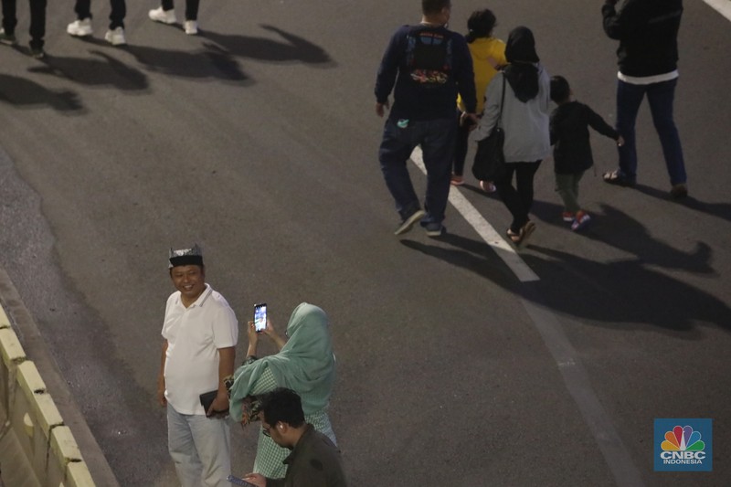 Warga berjalan di kawasan Sudirman Thamrin, Jakarta, Sabtu, 31/12. Car Free Night yang digelar saat malam pergantian tahun nanti oleh Pemprov DKI Jakarta. (CNBC Indonesia / Muhammad Sabki)
