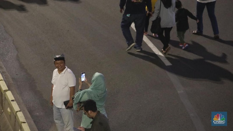 Warga berjalan di kawasan Sudirman Thamrin, Jakarta, Sabtu, 31/12. Car Free Night yang digelar saat malam pergantian tahun nanti oleh Pemprov DKI Jakarta. (CNBC Indonesia / Muhammad Sabki)