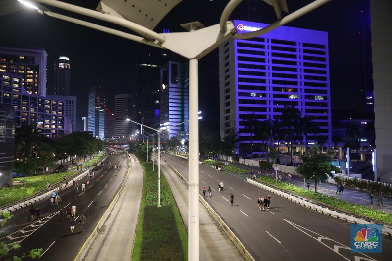 Warga berjalan di kawasan Sudirman Thamrin, Jakarta, Sabtu, 31/12. Car Free Night yang digelar saat malam pergantian tahun nanti oleh Pemprov DKI Jakarta. Warga berjalan di kawasan Sudirman Thamrin, Jakarta, Sabtu, 31/12. Car Free Night yang digelar saat malam pergantian tahun nanti oleh Pemprov DKI Jakarta. (CNBC Indonesia / Muhammad Sabki)