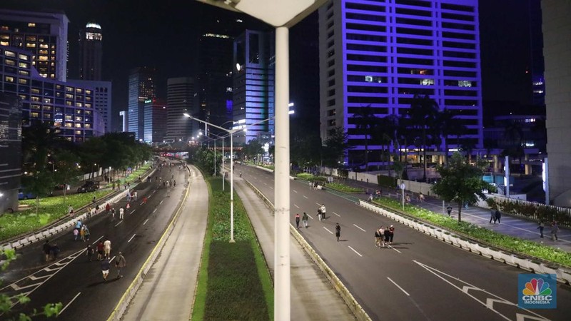 Warga berjalan di kawasan Sudirman Thamrin, Jakarta, Sabtu, 31/12. Car Free Night yang digelar saat malam pergantian tahun nanti oleh Pemprov DKI Jakarta. (CNBC Indonesia / Muhammad Sabki)