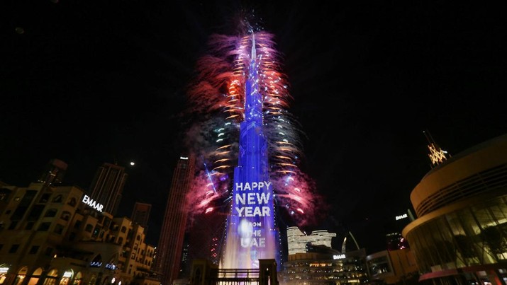 Kembang api meledak dari Burj Khalifa, gedung tertinggi di dunia, saat perayaan Malam Tahun Baru di Dubai, Uni Emirat Arab, 1 Januari 2023. (REUTERS/SATISH KUMAR SUBRAMANI)