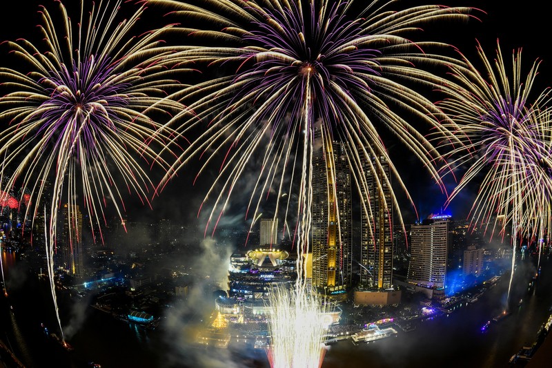Kembang api meledak di atas Sungai Chao Phraya saat perayaan Tahun Baru, di Bangkok, Thailand, 1 Januari 2023. (REUTERS/CHALINEE THIRASUPA)
