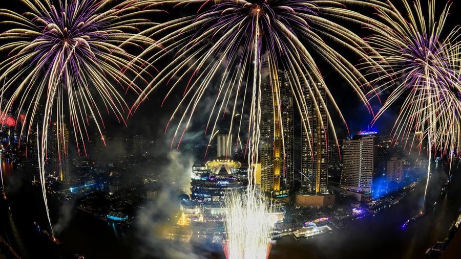 Kembang api meledak di atas Sungai Chao Phraya saat perayaan Tahun Baru, di Bangkok, Thailand, 1 Januari 2023. (REUTERS/CHALINEE THIRASUPA)
