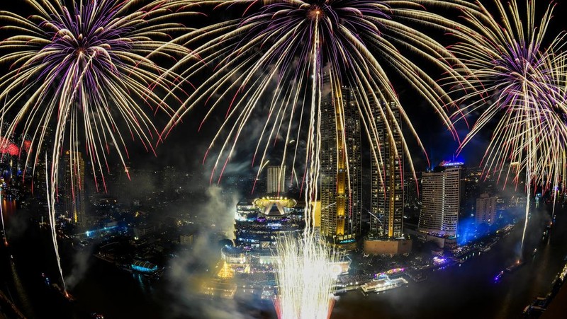 Kembang api meledak di atas Sungai Chao Phraya saat perayaan Tahun Baru, di Bangkok, Thailand, 1 Januari 2023. (REUTERS/CHALINEE THIRASUPA)