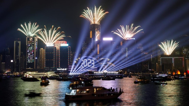 Kembang api meledak di atas Sungai Chao Phraya saat perayaan Tahun Baru, di Bangkok, Thailand, 1 Januari 2023. (REUTERS/CHALINEE THIRASUPA)