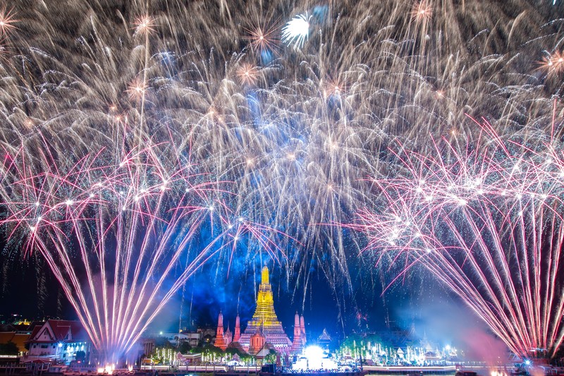 Kembang api meledak di atas Sungai Chao Phraya saat perayaan Tahun Baru, di Bangkok, Thailand, 1 Januari 2023. (REUTERS/CHALINEE THIRASUPA)